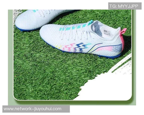 李宁碎钉足球鞋助力球场表现提升尽享速度与灵活性的完美结合