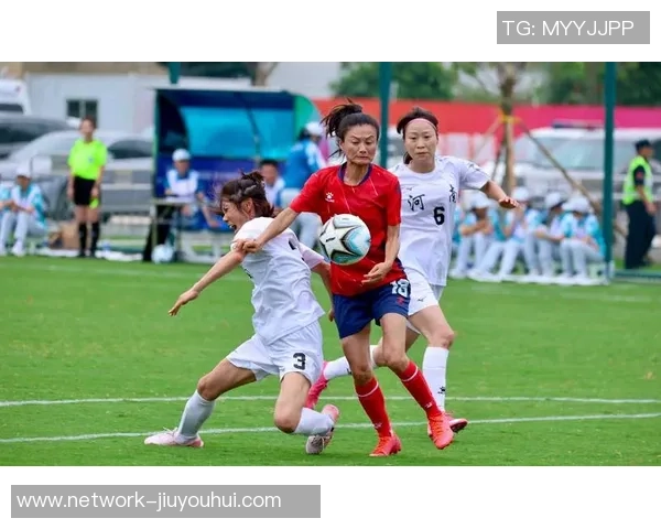 比赛中足球运动员的拼搏精神与团队合作的重要性分析